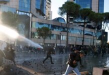 «Φλέγεται» η Αλβανία: Ο Ράμα βλέπει «ξένα χέρια» πίσω από το χάος στα Τίρανα – 160 συλλήψεις και νέες συγκρούσεις
