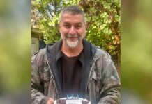 Ο Βασίλης Μπισμπίκης έκλεισε σήμερα τα 49: Πόζαρε χαμογελαστός κρατώντας τούρτα στα χέρια