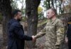 Ο Ζελένσκι επισκέφθηκε στρατιώτες στη Λίμαν, την πόλη «φρούριο» του μετώπου στην ανατολική Ουκρανία